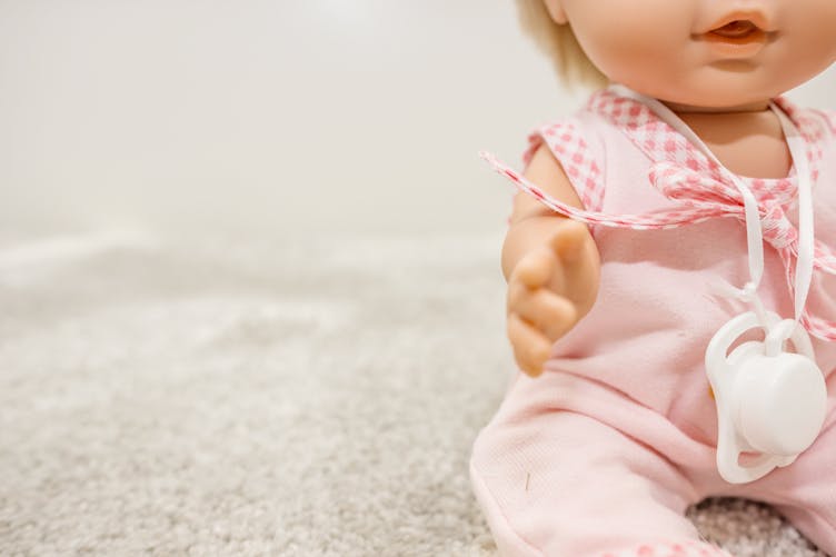 Poupons et jeu en bois : deux produits rappelés du fait d’un risque d’asphyxie pour le bébé