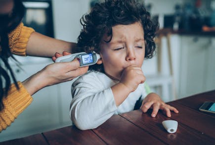 Toux grasse et toux sèche chez l'enfant : les différencier et les soigner