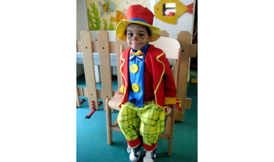 petit garçon déguisé en clown