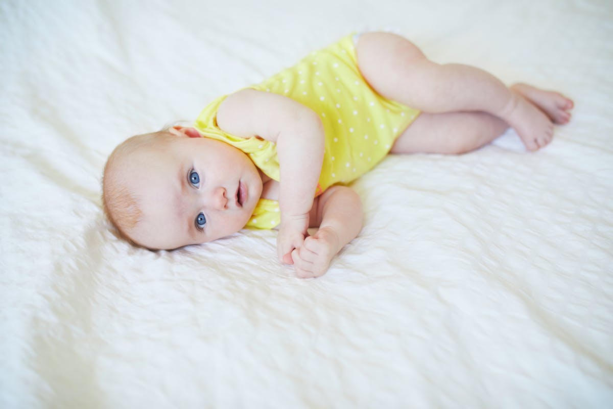 Les sensations corporelles : l'éveil de votre bébé à 2 mois - Grandir.