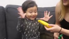 La vidéo de cette petite fille recevant une banane comme cadeau de Noël est devenue virale