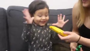 La vidéo de cette petite fille recevant une banane comme cadeau de Noël est devenue virale