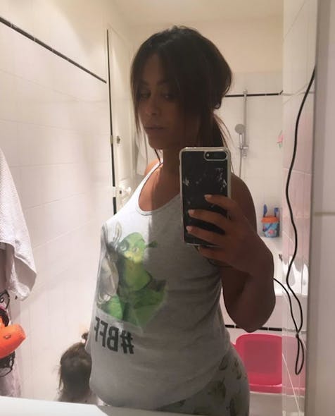 Amel Bent : selfie salle de bain
