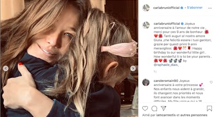 Carla Bruni tenant sa fille dans ses bras 