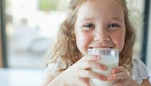 La consommation de lait entier abaisserait le risque de surpoids chez les enfants