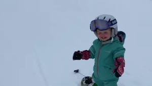 A seulement un an, cette fillette est une pro du snowboard et fait le buzz (vidéo)