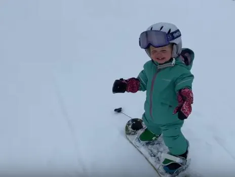 A Seulement Un An Cette Fillette Est Une Pro Du Snowboard Et Fait Le Buzz Video Parents Fr