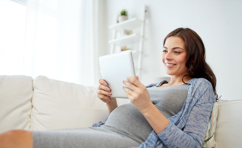 femme enceinte et tablette