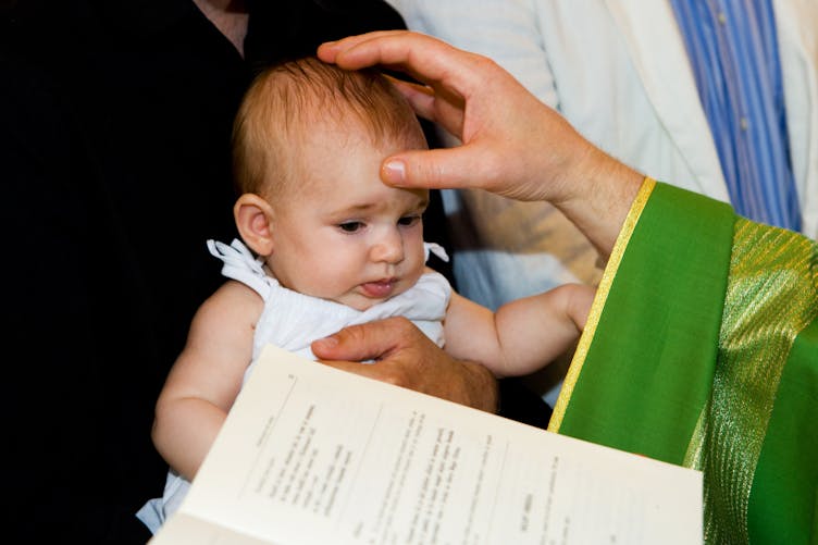Des actes de baptême sans mention de “père” et “mère” mis en place par l’Eglise catholique