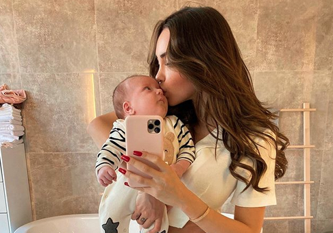 Nabilla Maman Comblee Tu As Donne Un Sens A Ma Vie Parents Fr