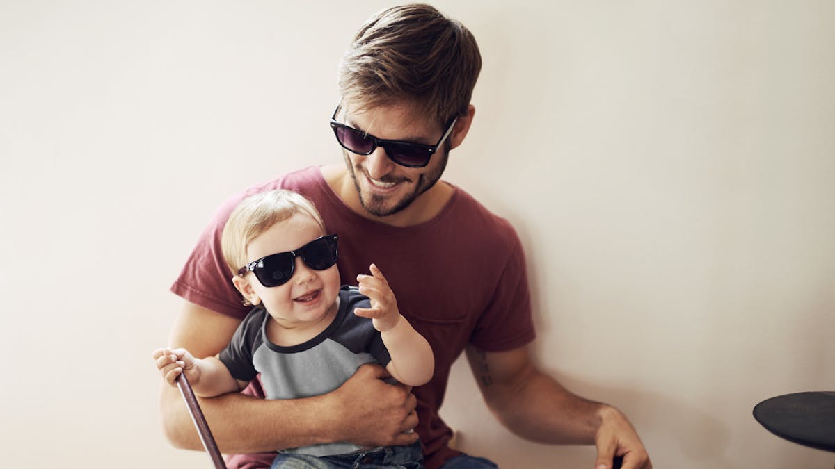 Insolite Un Papa Recree Une Chanson D Ac Dc Rien Qu Avec Les Bruits De Son Bebe Video Parents Fr Insolite Un Papa Recree Une Chanson D Ac Dc Rien Qu Avec Les Bruits De Son Bebe Video Parents Fr