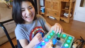  Un papa fabrique une manette de jeux vidéo spéciale pour sa fille handicapée