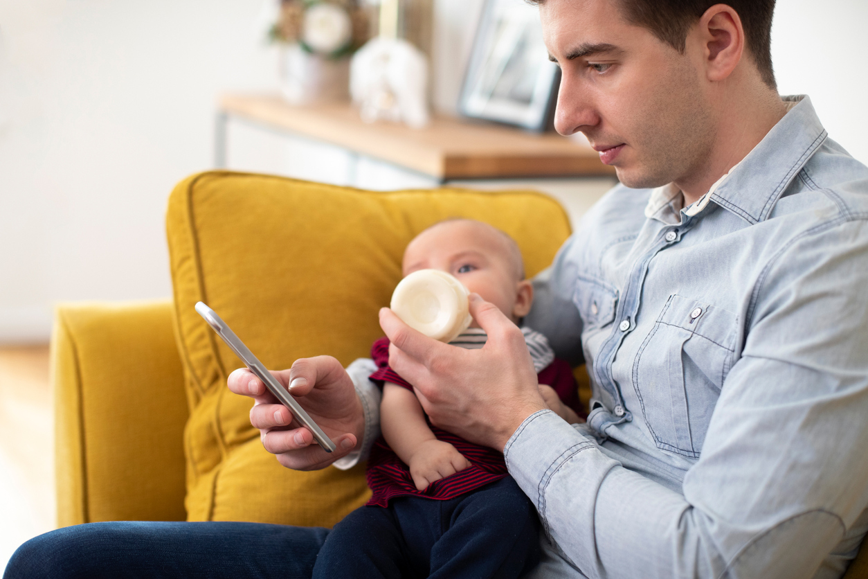 Enfin Une Emoji Qui Represente Un Papa Donnant Le Biberon A Un Bebe Parents Fr