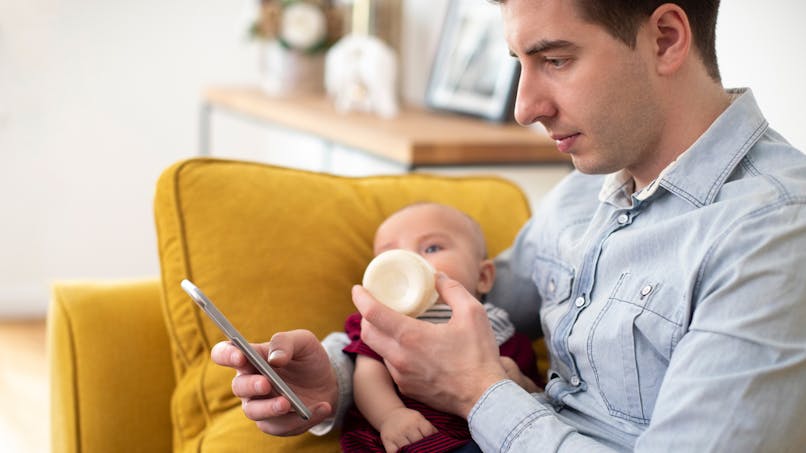 Enfin Une Emoji Qui Represente Un Papa Donnant Le Biberon A Un Bebe Parents Fr Enfin Une Emoji Qui Represente Un Papa Donnant Le Biberon A Un Bebe Parents Fr