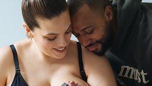 Ashley Graham maman : elle dévoile une photo de l'allaitement de son fils