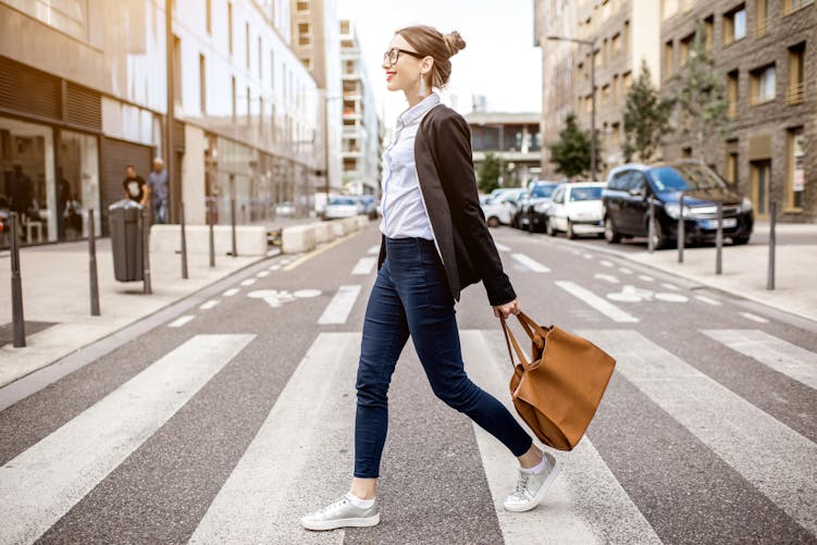 femme traversant la rue