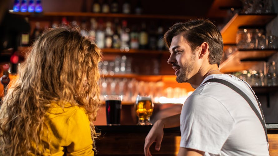 couple dans un bar