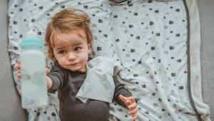 Bretagne : un bébé régurgite un ver, ses parents portent plainte contre une marque de lait infantile