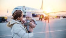 Coronavirus : un bébé qui tousse dans l’avion débarqué avec sa famille
