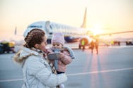 Coronavirus : un bébé qui tousse dans l’avion débarqué avec sa famille