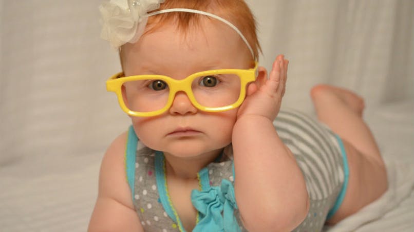 bébé avec lunettes