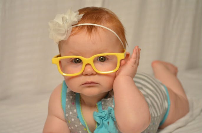bébé avec lunettes