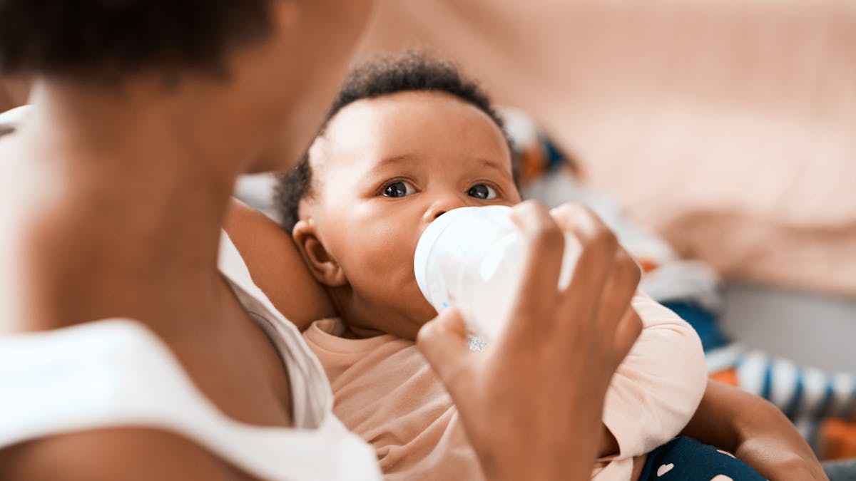 Intolérance aux protéines de lait de vache chez bébé : comment la repérer et la traiter ?