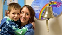 Tous deux atteints d'un cancer, cette mère et son fils ont vaincu la maladie