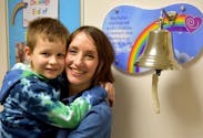 Tous deux atteints d'un cancer, cette mère et son fils ont vaincu la maladie