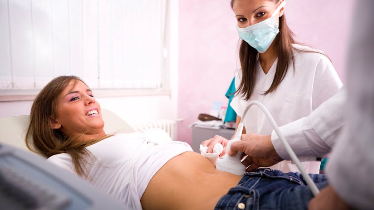 une femme enceinte passe une échographie