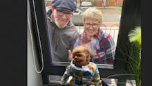 Confinement : ces grands-parents rencontrent leur petit-fils à travers une fenêtre