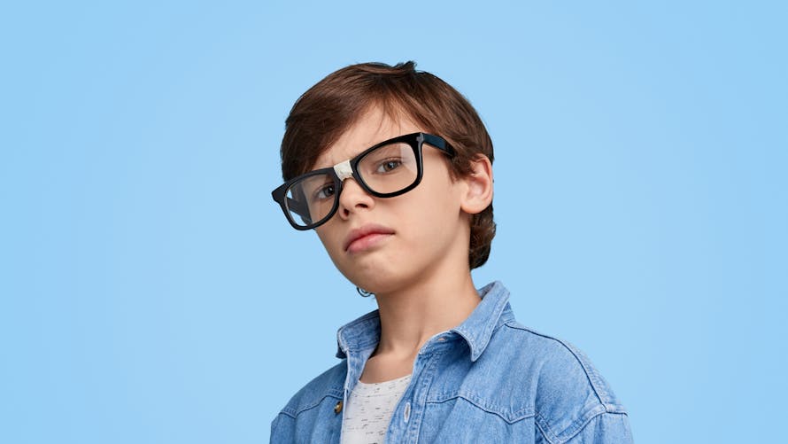enfant et lunettes cassées