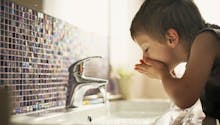 Coronavirus : peut-on toujours boire l'eau du robinet ?