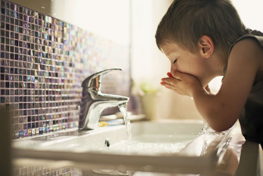 Coronavirus Peut On Toujours Boire L Eau Du Robinet Parents Fr