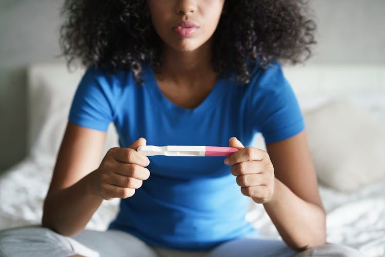jeune femme enceinte test IVG médicament