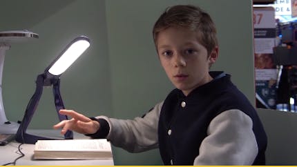 Dyslexie : Lexilight, une lampe qui facilite la lecture, prêtée pendant le confinement