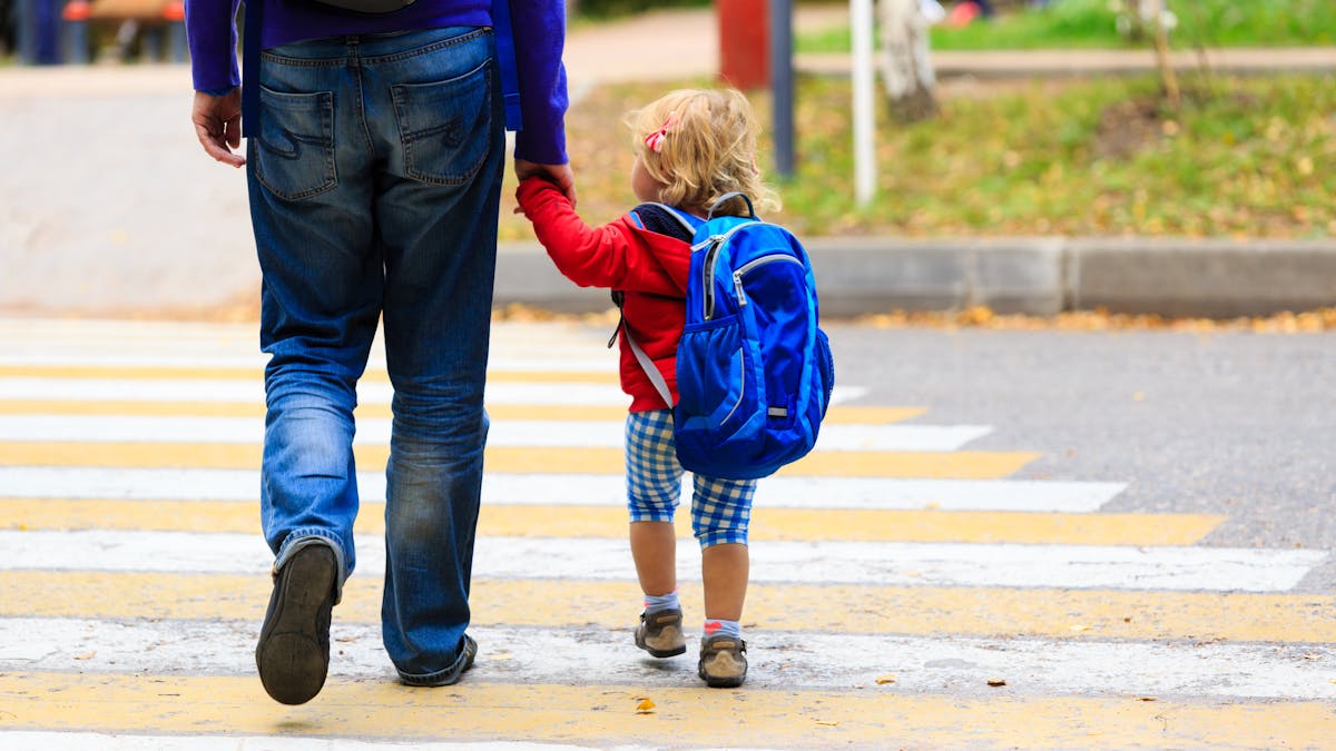 enfant et son père sur le chemin de l'école