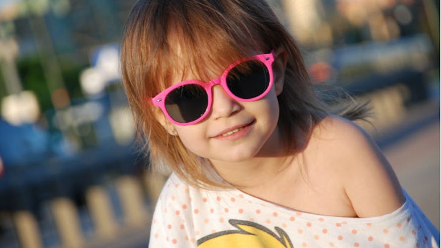 Petite fille avec lunettes de soleil