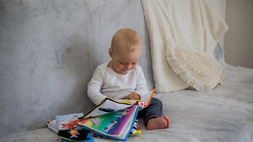 bébé lit un livre d'images