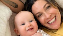 Alanis Morissette, 45 ans, commence sa ménopause et allaite son bébé : une tempête d'émotions