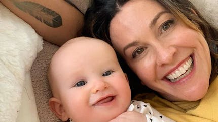 Alanis Morissette, 45 ans, commence sa ménopause et allaite son bébé : une tempête d'émotions