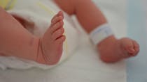 Coronavirus : un bébé de 3 jours décède au pays de Galles