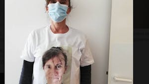 Masques à l’école : des éducateurs impriment leur visage sur leur T-shirt pour être reconnus par les enfants