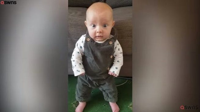 A Seulement Deux Mois Ce Bebe Se Tient Deja Debout Parents Fr A Seulement Deux Mois Ce Bebe Se Tient Deja Debout Parents Fr