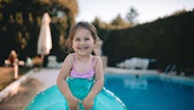 Un enfant de 3 ans dans le coma après une chute dans la piscine familiale