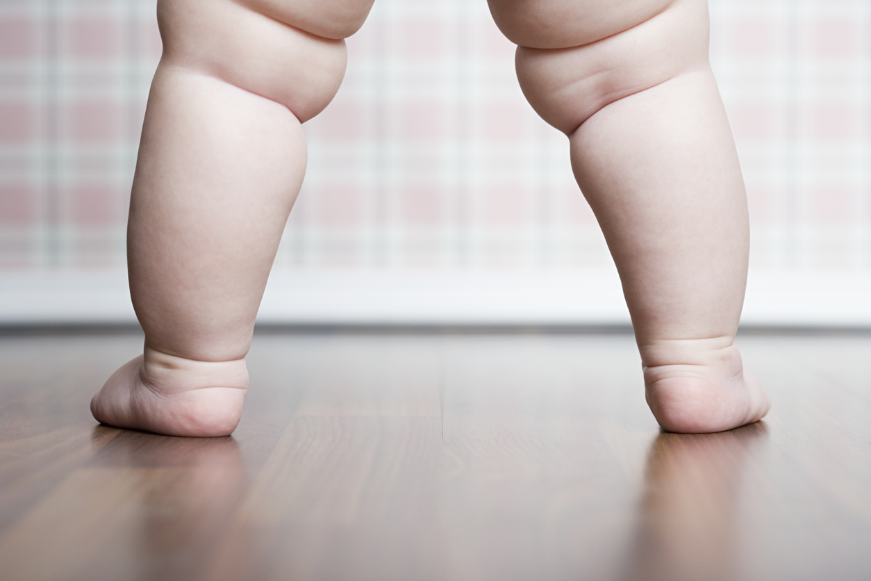 A Seulement Deux Mois, Ce Bébé Se Tient Déjà Debout ! | Parents.fr