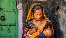 Inde : une femme accouche, puis parcourt 160 km à pied avec son bébé