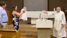 Par précaution, ce prêtre baptise un bébé avec… un pistolet à eau !