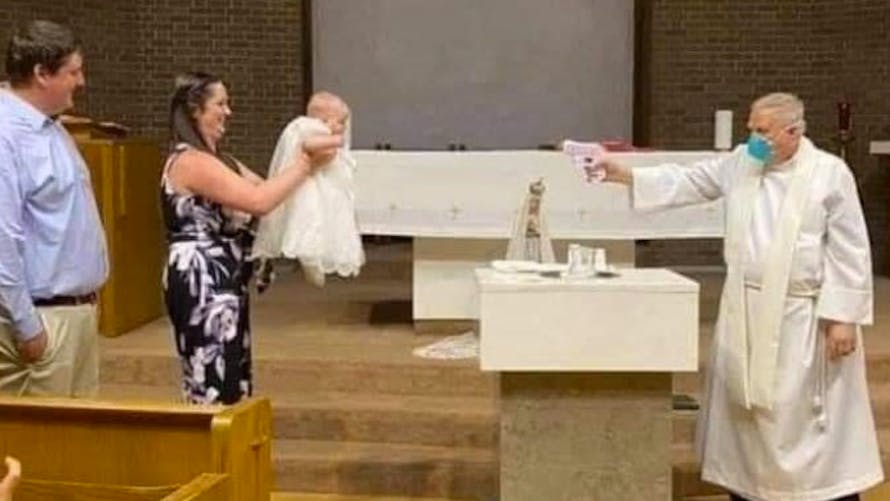Par précaution, ce prêtre baptise un bébé avec… un pistolet à eau !