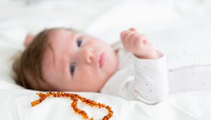  Le collier d’ambre pour Bébé : que faut-il en penser ?  